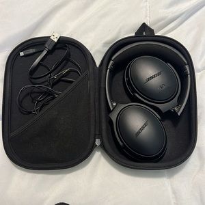 Bose QuietComfort 35 Noise Cancelling Wireless
Headphones